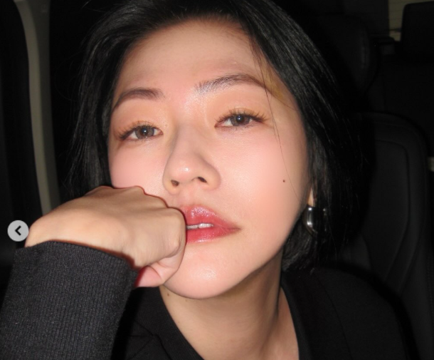 가수 구준엽의 처제로도 잘 알려진 대만 스타 서희제가 최근 예능 프로그램 '소저불희제'의 메인 MC로서 다시 카메라 앞에 섰다./서희제 소셜미디어