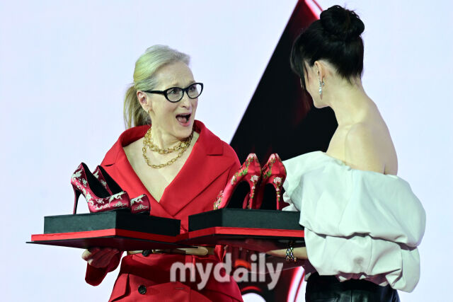 깜짝 선물에 놀란 메릴 스트립과 앤 해서웨이가 서로를 바라보고 있다.