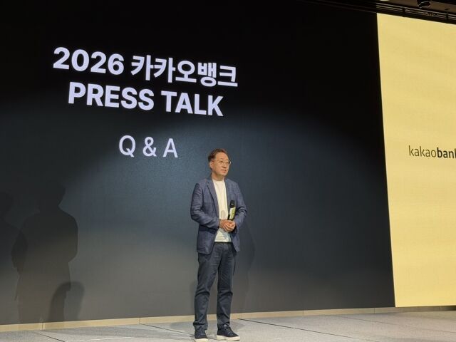 윤호영 카카오뱅크 대표가 8일 서울 여의도 페어몬트호텔에서 열린 기자간담회에서 취재진의 질의에 답변하고 있다. /정수미 기자