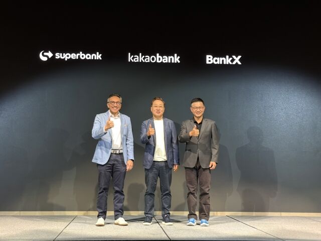 (왼쪽부터) 티고르 M. 시아한 슈퍼뱅크 CEO, 윤호영 카카오뱅크 대표이사, 뿐나맛 위찟끌루왕싸 뱅크X CEO가 8일 서울 여의도 페어몬트 호텔에서 열린 기자간담회에서 기념촬영을 하고 있다. /정수미 기자