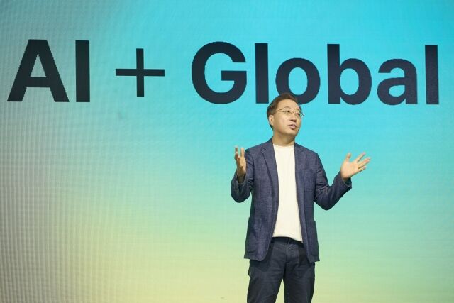 윤호영 카카오뱅크 대표가 8일 서울 여의도 페어몬트 앰배서더 호텔에서 열린 기자간담회에서 2026년 전략 및 방향성에 대해 발표하고 있다. /카카오뱅크