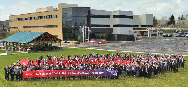 지난 2023년 롯데바이오로직스 미국 시러큐스 공장 현판식 행사 모습. /롯데바이오로직스