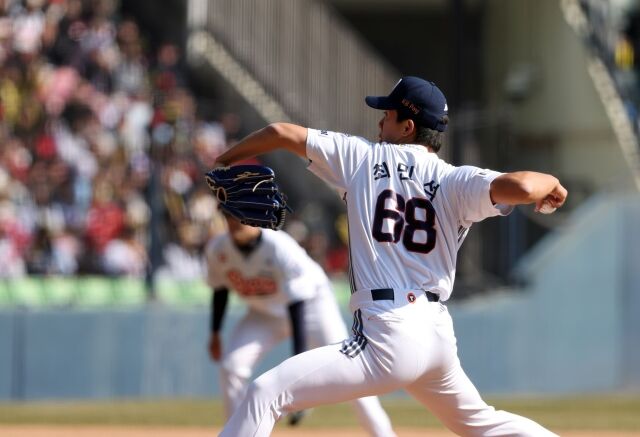 승리투수 요건을 충족한 최민석./두산 베어스