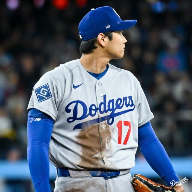 LA 다저스 선수들은 미겔 로하스를 응원하기 위해 모자에 'MR'을 적고 뛰었다./LA 다저스 SNS