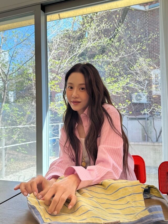 고현정이 봄 햇살 아래 여유로운 일상을 공개했다. / 고현정 SNS