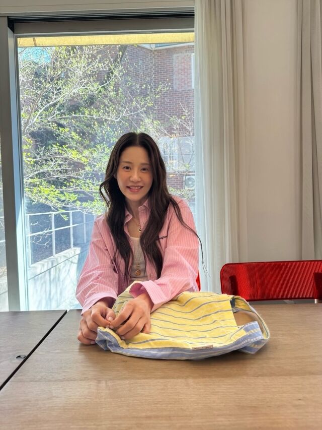 고현정이 봄 햇살 아래 여유로운 일상을 공개했다. / 고현정 SNS