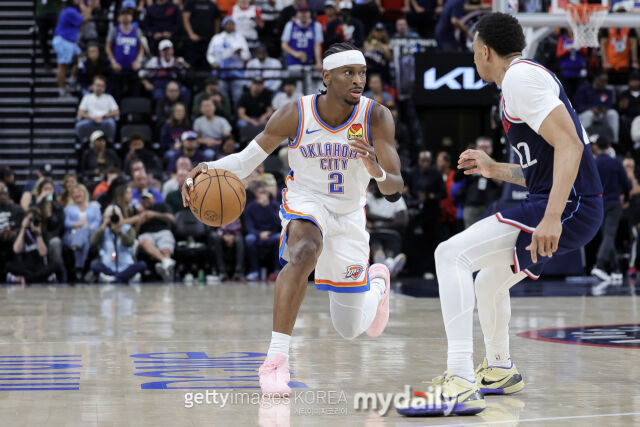 드리블 하는 길저스-알렉산더(왼쪽). /게티이미지코리아