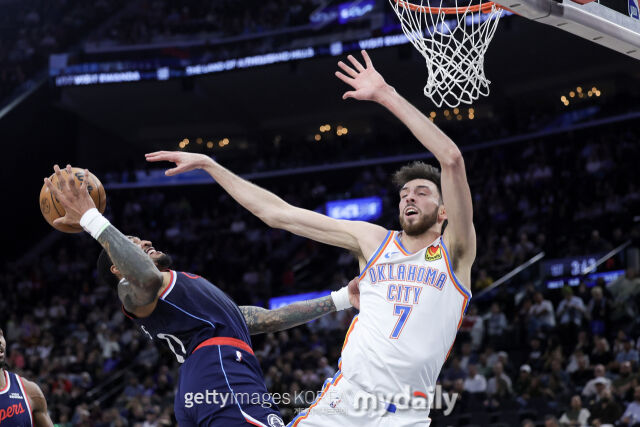 홈그렌(오른쪽)이 상대 슛을 막고 있다. /게티이미지코리아