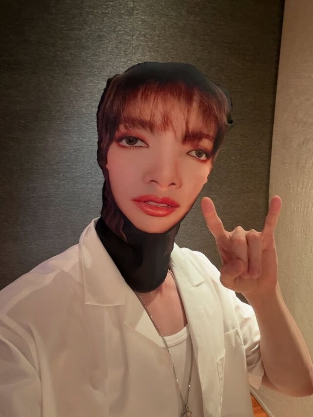 리사가 태국 셀럽 블루 퐁티왓과 함께 다정한 투샷을 공개했다. / 리사 SNS