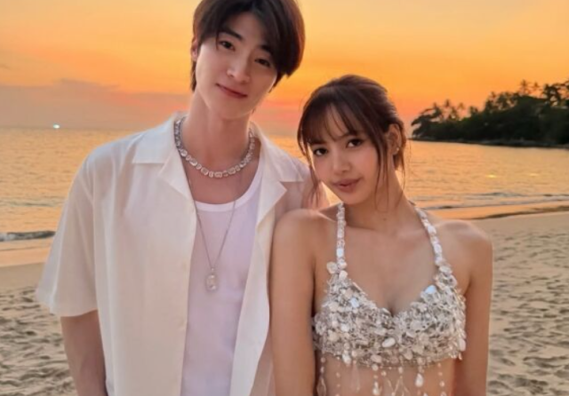 지난 8일(한국시간) 태국의 배우 겸 모델 블루 퐁티왓은 자신의 SNS에 "응원해, 락스타(Cheers to you, rockstar)"라는 글과 함께 블랙핑크 리사와의 투샷 사진을 공개했다. /블루 퐁티왓 소셜미디어