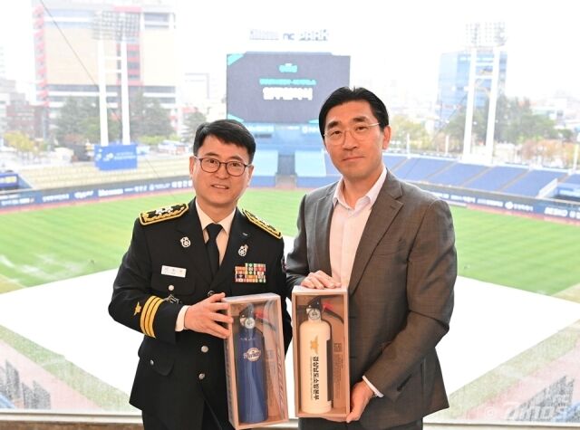 이동원 경상남도 소방본부장, 이진만 NC 다이노스 대표(왼쪽부터)./NC 다이노스