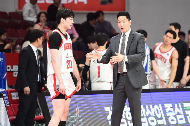 서울 SK 이민서, 전희철 감독./KBL