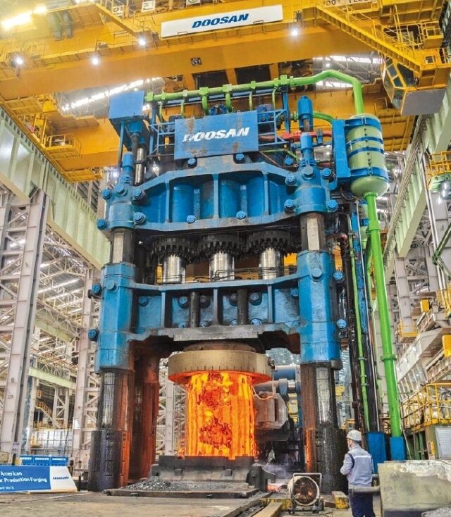 두산에너빌리티의 뉴스케일파워 전용 원자로 주조 설비에서 작업자들이 SMR 주단 소재를 제조하고 있다./두산에너빌리티