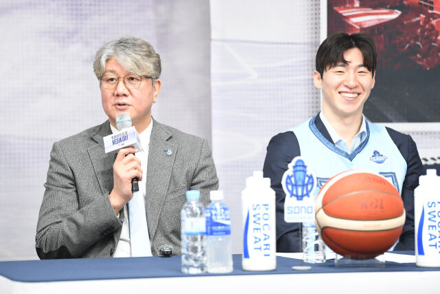 손창환 감독(왼쪽)과 이정현./KBL