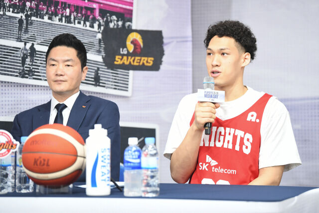 전희철 감독(왼쪽)과 에디 다니엘./KBL