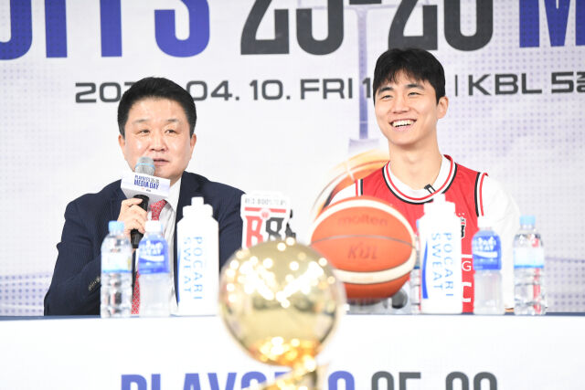 유도훈 감독과 박지훈./KBL