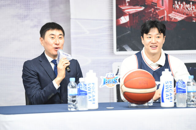 이상민 감독(왼쪽)과 허웅./KBL