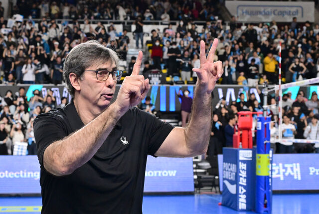 현대캐피탈 필립 블랑 감독이 4차전 승리 뒤 3승 1패를 뜻하는 손가락을 펼치고 있다 / 한국배구연맹(KOVO)