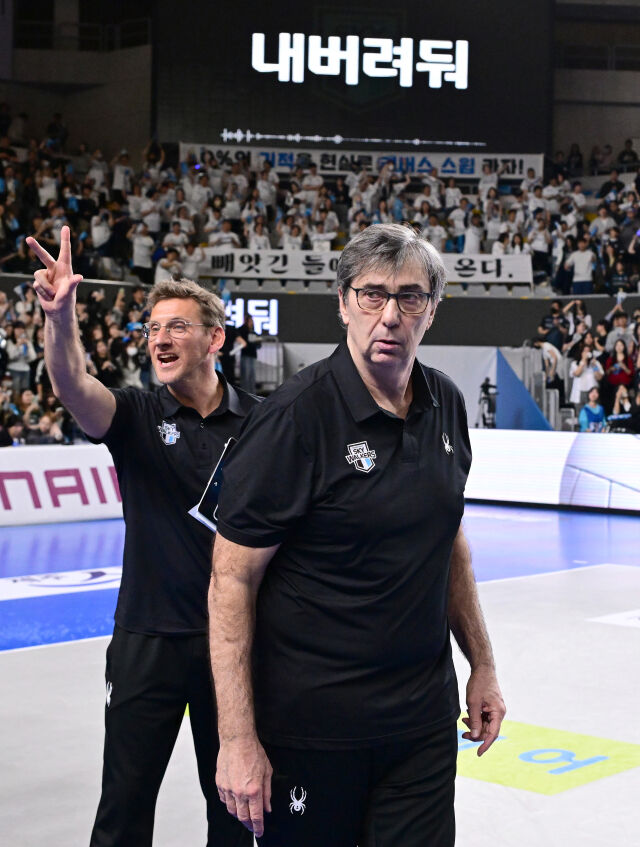 현대캐피탈 파비오 코치가 4차전 승리 후 본부석을 보며 손가락 3개를 펼치고 있다 / 한국배구연맹(KOVO)