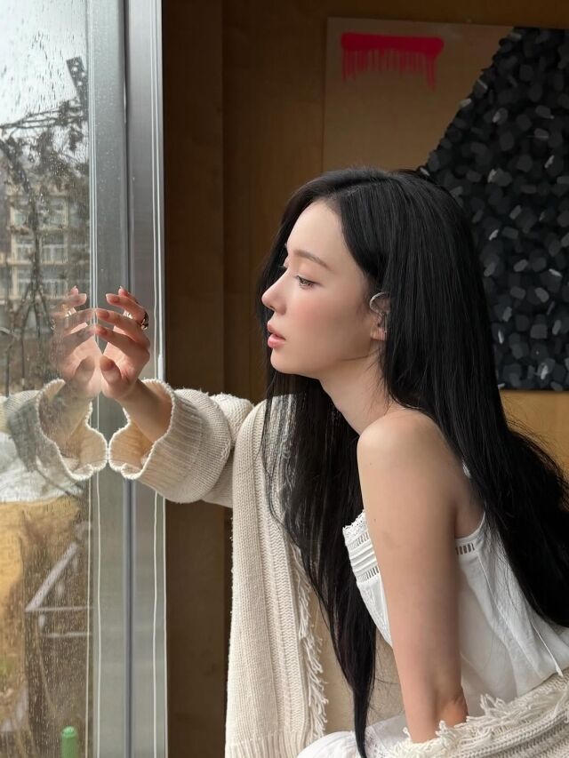 윈터가 청순하면서 몽환적인 비주얼로 시선을 사로잡았다. / 윈터 SNS