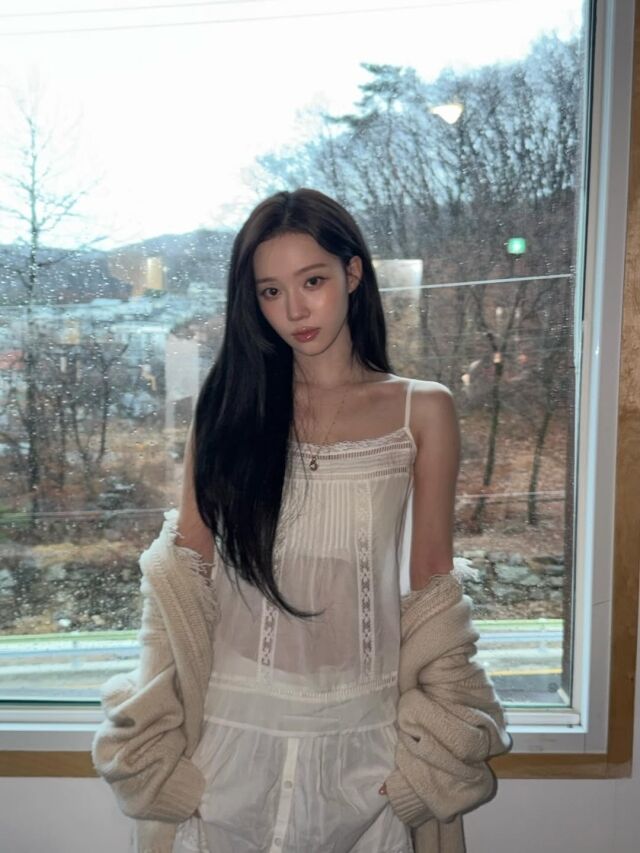 윈터가 청순하면서 몽환적인 비주얼로 시선을 사로잡았다. / 윈터 SNS