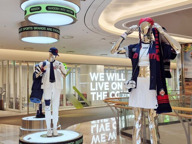 서울 잠실 롯데월드몰 3층 스포츠존에 환화x스파이더 ‘2026 시즌 어센틱 유니폼’이 전시돼 있다. /방금숙 기자