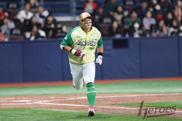 10일 경기에서 홈런을 친 최주환./키움 히어로즈