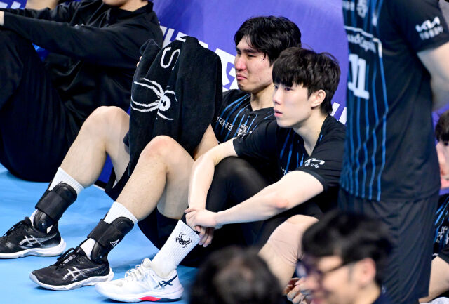 신호진이 챔피언결정전 5차전에서 패한 뒤 눈물을 흘리고 있다 / 한국배구연맹(KOVO)