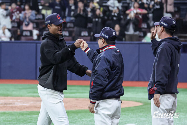 김태형 감독과 하이파이브하는 로드리게스(왼쪽)./롯데 자이언츠