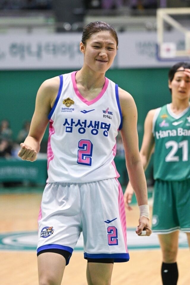 용인 삼성생명이 부천 하나은행을 제압하고 시리즈 전적 1승 1패로 균형을 맞췄다./WKBL