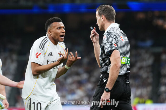 심판에게 항의하는 음배페(왼쪽). /게티이미지코리아