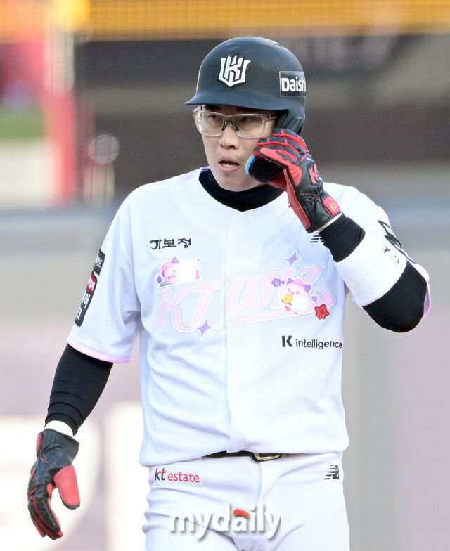 2026년 4월 11일 오후 경기도 수원KT위즈파크에서 열린 '2026 신한 SOL KBO리그' 두산 베어스와 KT 위즈의 경기. KT 1루 주자 허경민이 4회말 2사 1루서 2루 도루에 성공한 뒤 경기에 집중하고 있다./마이데일리