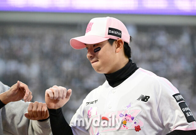 2026년 4월 11일 오후 경기도 수원KT위즈파크에서 열린 '2026 신한 SOL KBO리그' 두산 베어스와 KT 위즈의 경기. KT 유격수 이강민이 7회초 수비를 마친 뒤 수줍게 웃고 있다./마이데일리