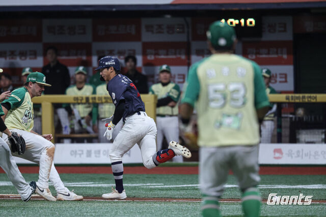 절묘한 번트 안타로 승부의 흐름을 바꾼 장두성./롯데 자이언츠