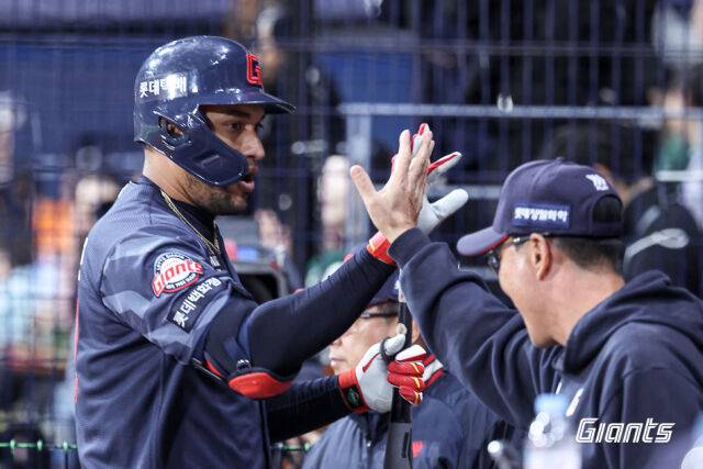 결정적인 홈 쇄도를 성공시킨 레이예스./롯데 자이언츠