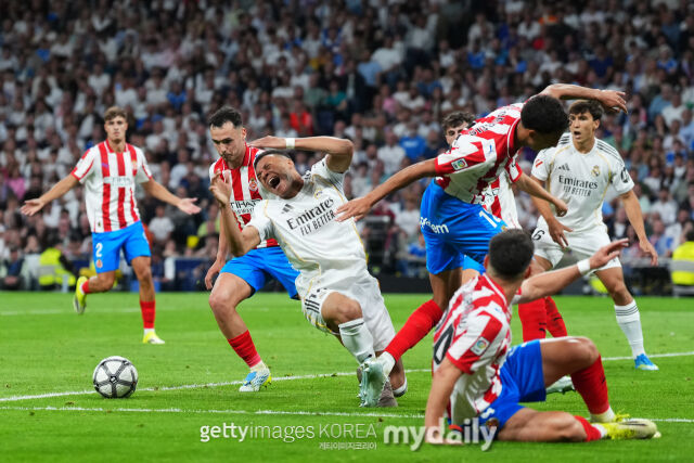 비토르 헤이스(오른쪽)가 킬리안 음바페의 얼굴을 팔꿈치로 가격했다킬리안 음바페./게티이미지코리아