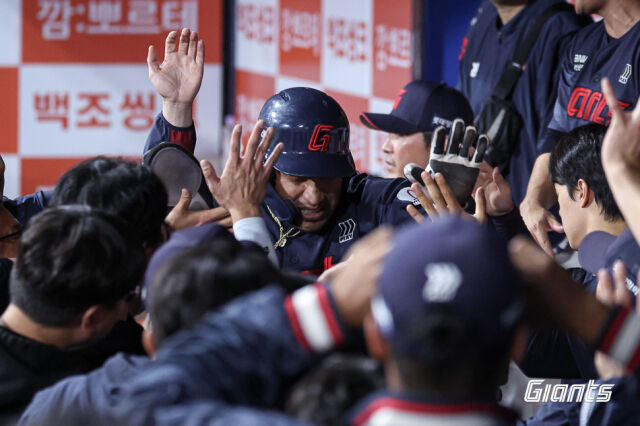 레이예스를 반겨주는 롯데 더그아웃./롯데 자이언츠