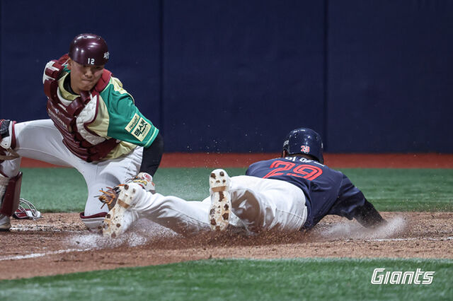 역전을 완성한 레이예스의 홈 쇄도./롯데 자이언츠