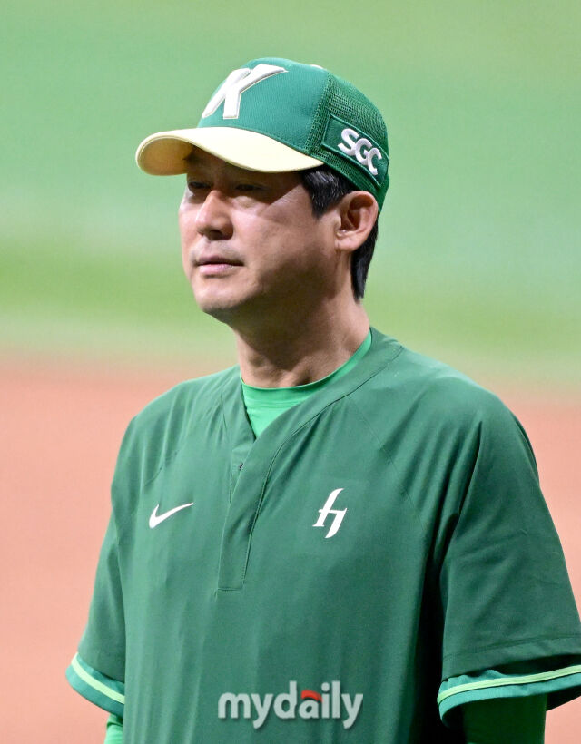 2026년 4월 12일 오후 서울 고척스카이돔에서 열린 '2026 신한 SOL KBO리그' 롯데 자이언츠와 키움 히어로즈의 경기. 키움 설종진 감독이 선수들의 훈련을 보고 있다./마이데일리