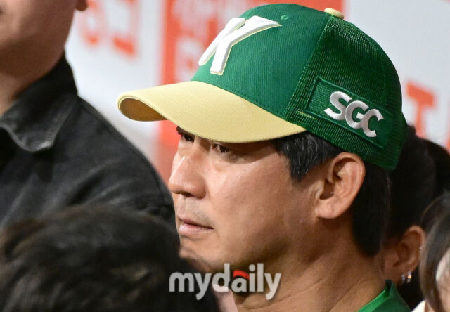 2026년 4월 12일 오후 서울 고척스카이돔에서 열린 '2026 신한 SOL KBO리그' 롯데 자이언츠와 키움 히어로즈의 경기. 키움 설종진 감독이 취재진들의 질문을 받고 있다./마이데일리