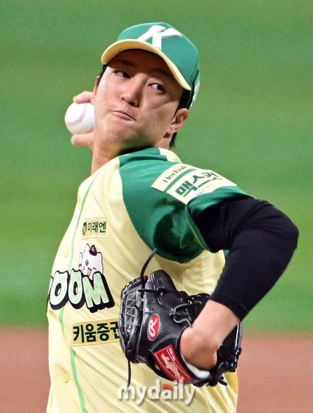 2026년 4월 12일 오후 서울 고척스카이돔에서 열린 '2026 신한 SOL KBO리그' 롯데 자이언츠와 키움 히어로즈의 경기. 키움 선발투수 안우진이 1회초 역투하고 있다./고척=유진형 기자 zolong@mydaily.co.kr