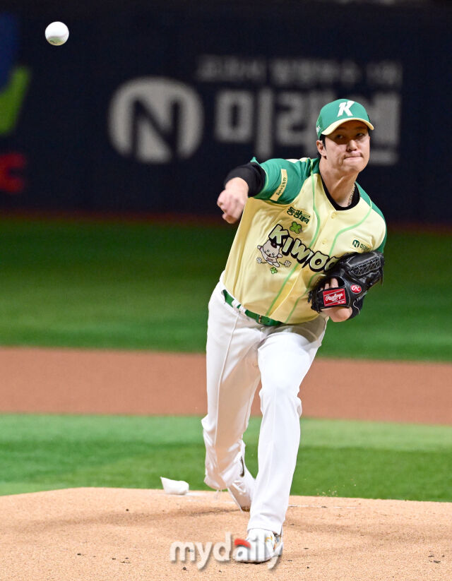 2026년 4월 12일 오후 서울 고척스카이돔에서 열린 '2026 신한 SOL KBO리그' 롯데 자이언츠와 키움 히어로즈의 경기. 키움 선발투수 안우진이 1회초 역투하고 있다./고척=유진형 기자 zolong@mydaily.co.kr