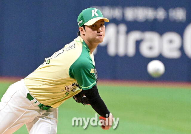 2026년 4월 12일 오후 서울 고척스카이돔에서 열린 '2026 신한 SOL KBO리그' 롯데 자이언츠와 키움 히어로즈의 경기. 키움 선발투수 안우진이 1회초 역투하고 있다./고척=유진형 기자 zolong@mydaily.co.kr