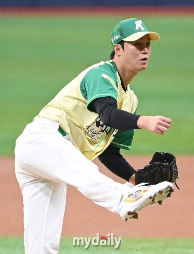 2026년 4월 12일 오후 서울 고척스카이돔에서 열린 '2026 신한 SOL KBO리그' 롯데 자이언츠와 키움 히어로즈의 경기. 키움 선발투수 안우진이 1회초 역투하고 있다./고척=유진형 기자 zolong@mydaily.co.kr