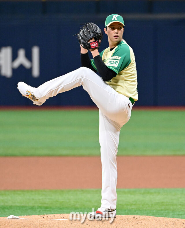 2026년 4월 12일 오후 서울 고척스카이돔에서 열린 '2026 신한 SOL KBO리그' 롯데 자이언츠와 키움 히어로즈의 경기. 키움 선발투수 안우진이 1회초 역투하고 있다./고척=유진형 기자 zolong@mydaily.co.kr