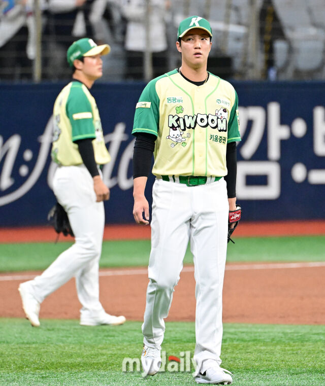 2026년 4월 12일 오후 서울 고척스카이돔에서 열린 '2026 신한 SOL KBO리그' 롯데 자이언츠와 키움 히어로즈의 경기. 키움 선발투수 안우진이 1회초 2사 1.2루서 더그아웃을 보고 있다./고척=유진형 기자 zolong@mydaily.co.kr