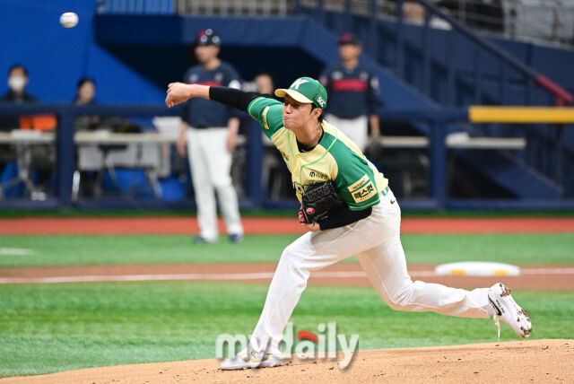 2026년 4월 12일 오후 서울 고척스카이돔에서 열린 '2026 신한 SOL KBO리그' 롯데 자이언츠와 키움 히어로즈의 경기. 키움 선발투수 안우진이 1회초 역투하고 있다./고척=유진형 기자 zolong@mydaily.co.kr