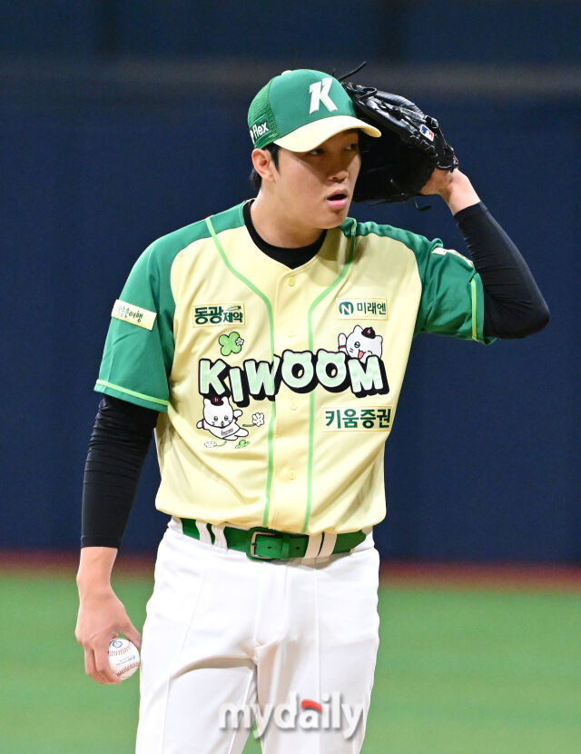 2026년 4월 12일 오후 서울 고척스카이돔에서 열린 '2026 신한 SOL KBO리그' 롯데 자이언츠와 키움 히어로즈의 경기. 키움 선발투수 안우진이 1회초 포수의 사인을 듣고 있다./고척=유진형 기자 zolong@mydaily.co.kr