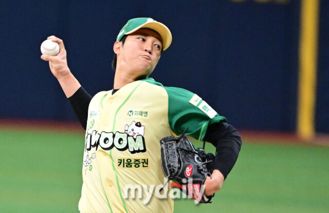 2026년 4월 12일 오후 서울 고척스카이돔에서 열린 '2026 신한 SOL KBO리그' 롯데 자이언츠와 키움 히어로즈의 경기. 키움 선발투수 안우진이 1회초 역투하고 있다./고척=유진형 기자 zolong@mydaily.co.kr