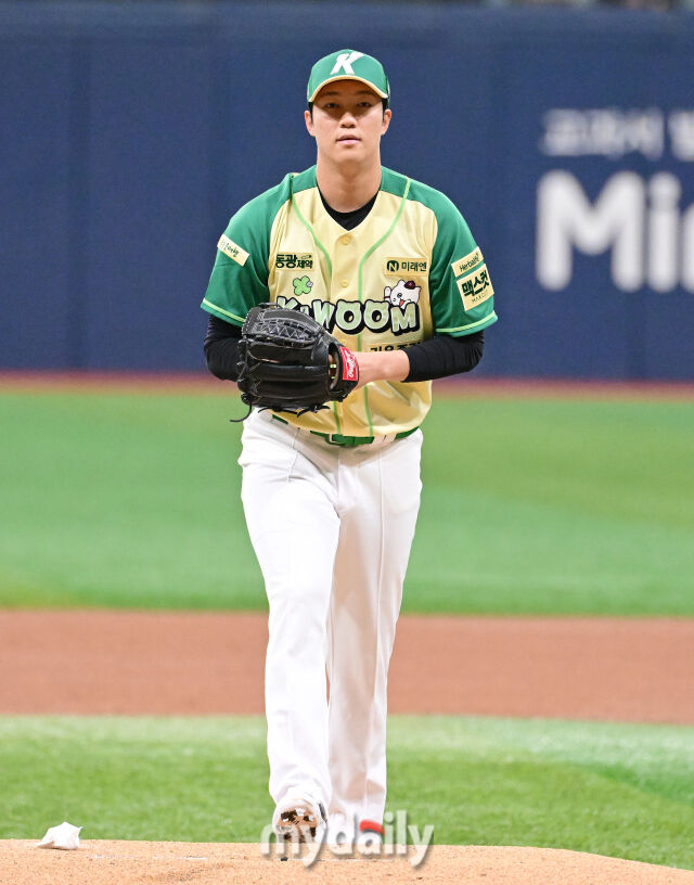 2026년 4월 12일 오후 서울 고척스카이돔에서 열린 '2026 신한 SOL KBO리그' 롯데 자이언츠와 키움 히어로즈의 경기. 키움 선발투수 안우진이 1회초 마운드에 오르고 있다./고척=유진형 기자 zolong@mydaily.co.kr